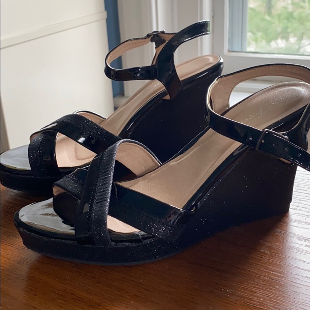 Sparkling black leather heels!